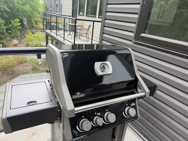 Napolean Rogue XT propane barbecue474119410811545600