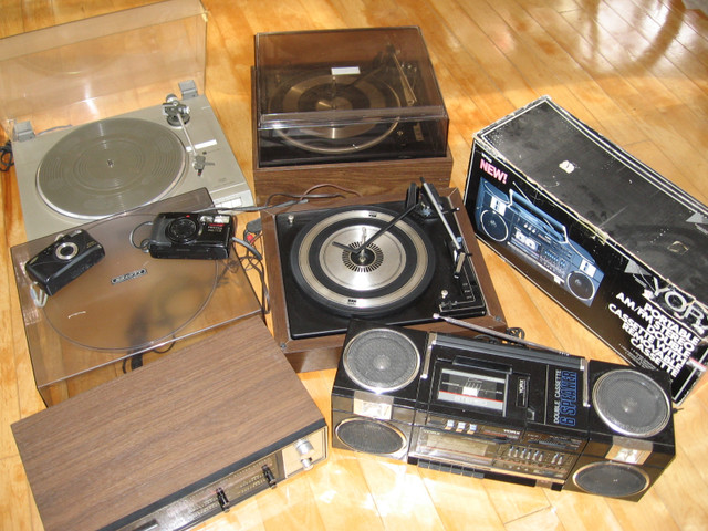 TABLE TOURNANTE**RADIO- DOUBLE CASSETTE**GUITARE**CAMERA dans Appareils électroniques  à Longueuil/Rive Sud