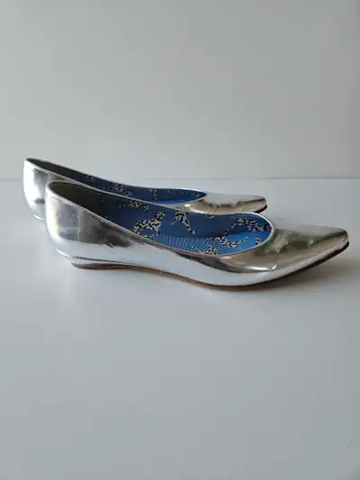 Add a touch of metallic flair to your wardrobe with these used Kate Spade silver ballet flats, perfe...