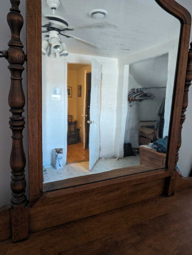Dresser with mirror (Antique) | Mobilier avec miroir (Antiquité) dans Commodes et armoires  à Ouest de l’Île - Image 2