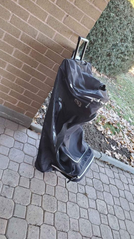 VENDU-Sac de hockey LNH NHL noir sur roulettes 96cm (38po) dans Hockey  à Longueuil/Rive Sud - Image 3