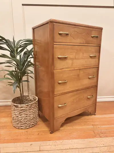 Great condition vintage dresser. Solid birch wood. Nice deep drawers. Original pulls. Comes on casto...