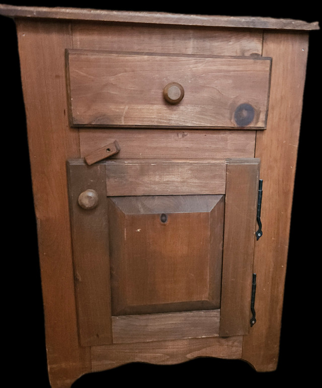 Jolie petite commode en bois avec 1 tiroir et 2 tablettes  dans Commodes et armoires  à Laurentides