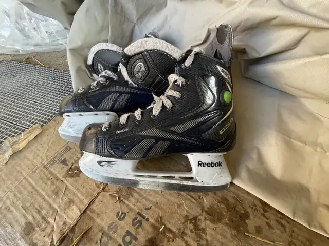 kids hockey skates  size 3 in Skates & Blades in St. Catharines - Image 3