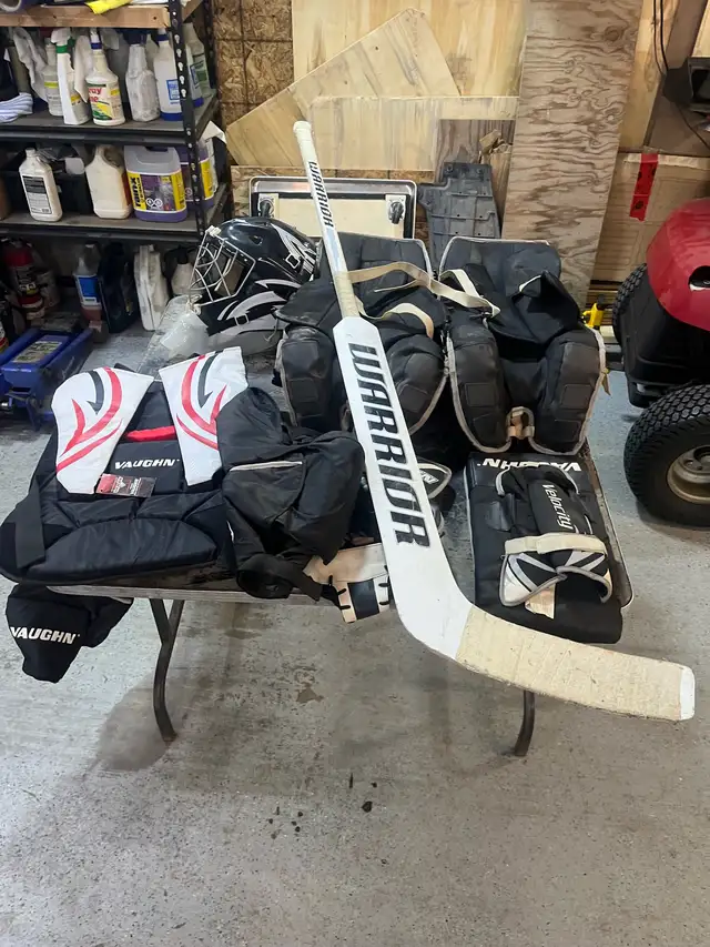  Road hockey goalie equipment in Hockey in Pembroke - Image 5