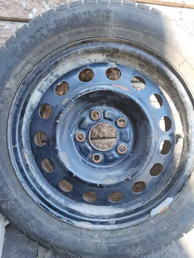 1 jante en bon état. 5 trous. Le pneus installé ne se gonfle pas. 205/55 R16
