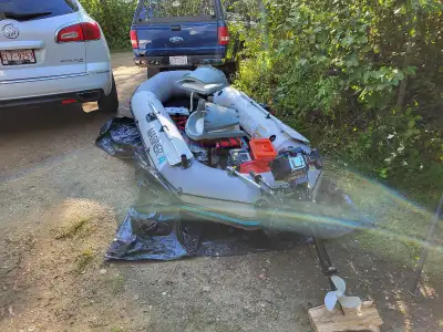 Everything included, Mariner 4, paddles, original flooring and seats, waterproofed wood/carpeted flo...