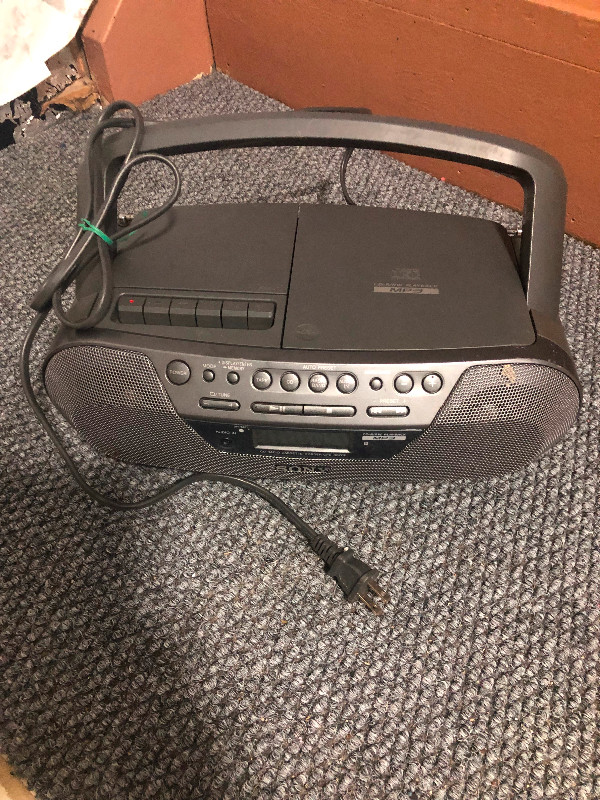 $40 for Sony portable music player and it’s in good condition in Stereo Systems & Home Theatre in Mississauga / Peel Region