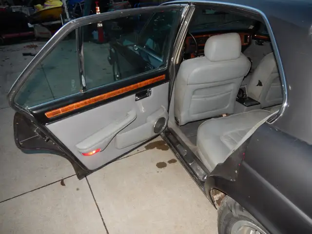 1986 Jaguar XJ12 Vanden Plas in Classic Cars in Oakville / Halton Region - Image 8