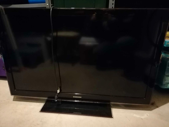 46" LCD Samsung TV - Needs work in TVs in Thunder Bay