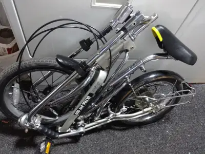 PRÊT POUR LA PROMENADE. TÉL. 438-226 9778 TEXTO OU APPEL. LE VÉLO A ÉTÉ MISE AU POINT. IL PEUT ALLER...