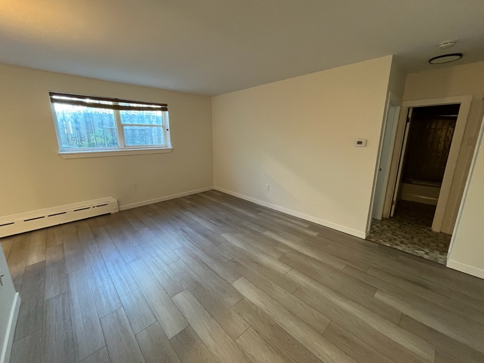 Spacious 1 Bedroom Apartment Suite on Sherbrook 3