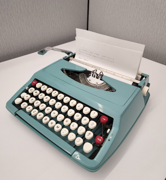 SINGER portable typewriter (1960s) in Arts & Collectibles in Kingston