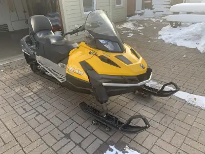 Skidoo ACE 600 4 temps, deux places, vient avec une courroie de rechange et une toile de transport....