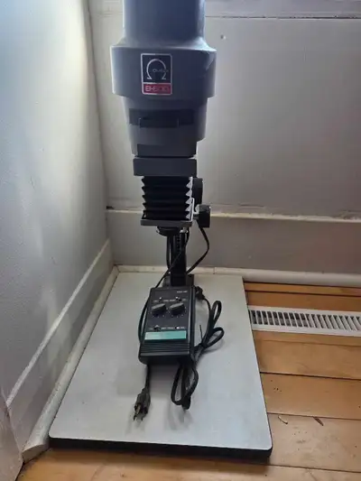 Used but works perfectly. Comes with 2 lenses. Print 35mm and medium format. I also have a timer and...