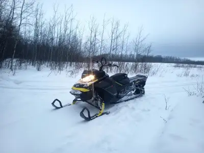 Excellent Skidoo Summit X 850. 175" track. SledShed can with food warmer. BRAND NEW TRACK! Double bo...