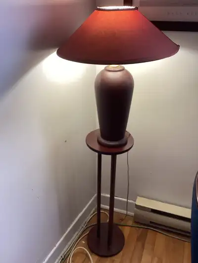 lampe avec meuble d’appoint., View more