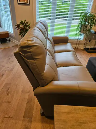 À saisir ! Négociable, faites-moi une offre raisonnable. Sofa presque neuf. Doit partir rapidement :...
