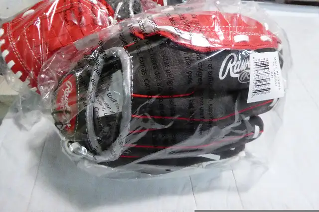 Rawlings Baseball Glove 10" Ages 5 - 7 FOR RIGHT HAND in Baseball & Softball in City of Toronto - Image 6
