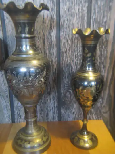 Vases en laiton. Hauteurs: 16,5 pouces et 14 pouces., View more