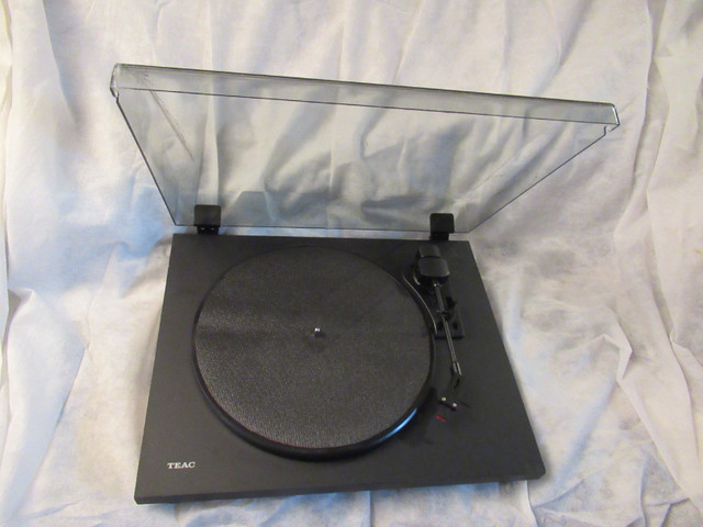 TEAC    BLUETOOTH       TURNTABLE in Stereo Systems & Home Theatre in City of Toronto