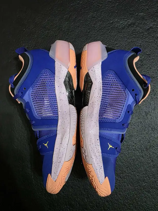 Nike Jordan 37 Low in Men's Shoes in Mississauga / Peel Region - Image 5