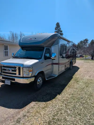 Triton 6.8ltr, 5 speed, 3 slides, sleep 6, electric auto stabilizing system, dual propane/electric f...