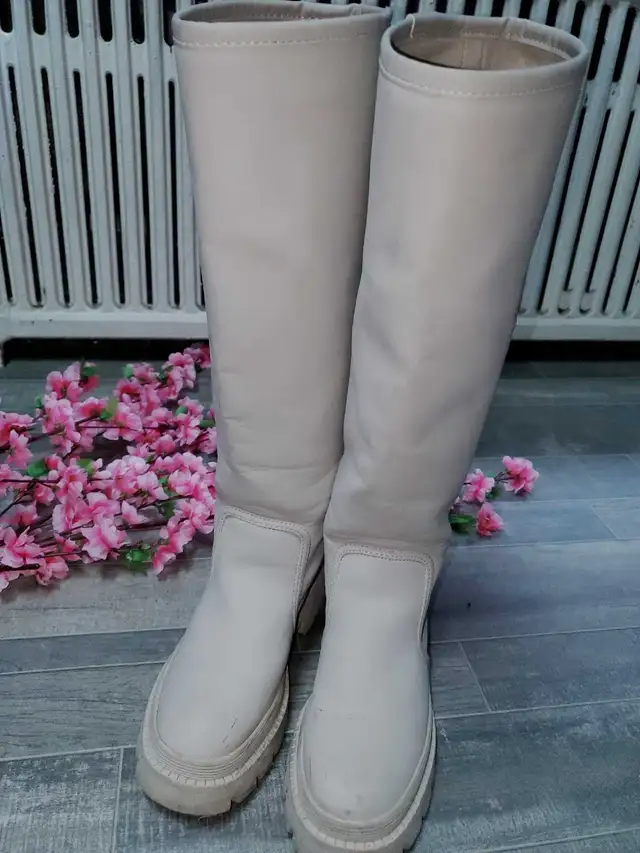 Cassietta off-white/light grey knee high boots -Size 7 for sale in Women's - Shoes in City of Toronto - Image 5