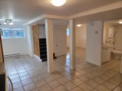 Beau 4 ½ (950 pieds carrés), au sous-sol d'un immeuble bien entretenu, situé à une minute à pied du...