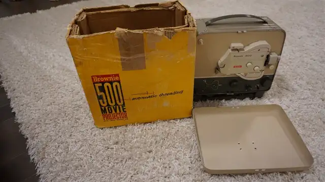 Vintage KODAK BROWNIE 500 8mm movie projector in Arts & Collectibles in Saskatoon - Image 3