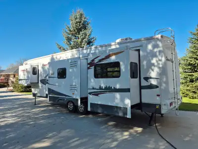 2008 Pilgrim Open Road. Very beautiful camper. Lots of room. 4 slides. Cherry wood. Corian counterto...