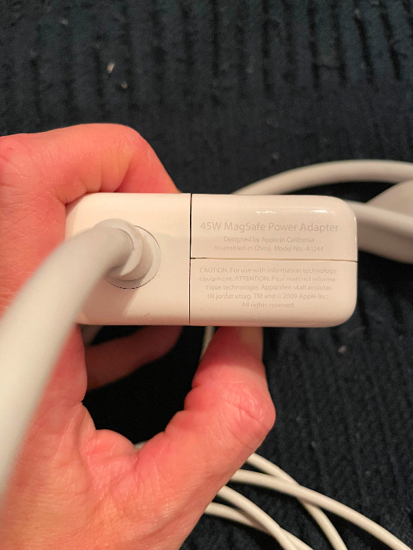 Apple 45W MagSafe Power Adapter for MacBook Air dans Accessoires pour portables  à Ville de Montréal - Image 4