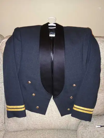 New Pattern RCAF Mess Kit. Purchased in 2019, warn three times. Great Condition. Coat: Shoulder 17",...