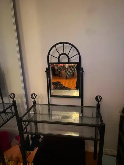 Selling a good condition mirror dresser