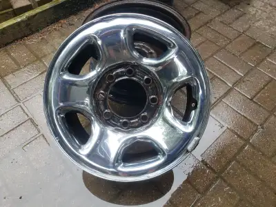 This is a set of 4, 17 inch chrome rims from my 2005 Ram 2500. These would be a great every day set...