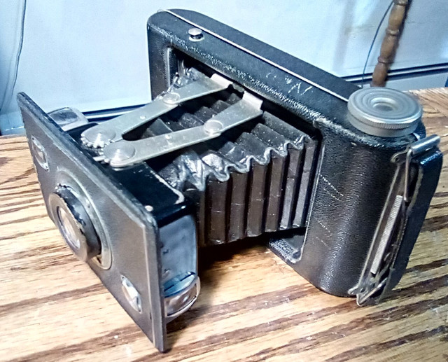 Vintage Kodak Camera with Twindar Lens - Circa 1930 in Arts & Collectibles in City of Halifax - Image 4