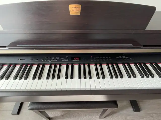 piano clavinova CLP-330 in Pianos & Keyboards in Laval / North Shore - Image 6