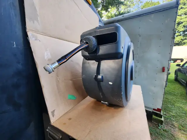Giraffe Tools Retractable Garden Hose Reel-1/2" 100ft Wall Mount in Outdoor Tools & Storage in Windsor Region - Image 8