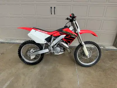 Selling my 2001 CR 125. The bike is in excellent conditi on and has only been rebuilt once with 5 ho...