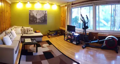Spacious, bright shared apt, metro walking, friendly vibes :)