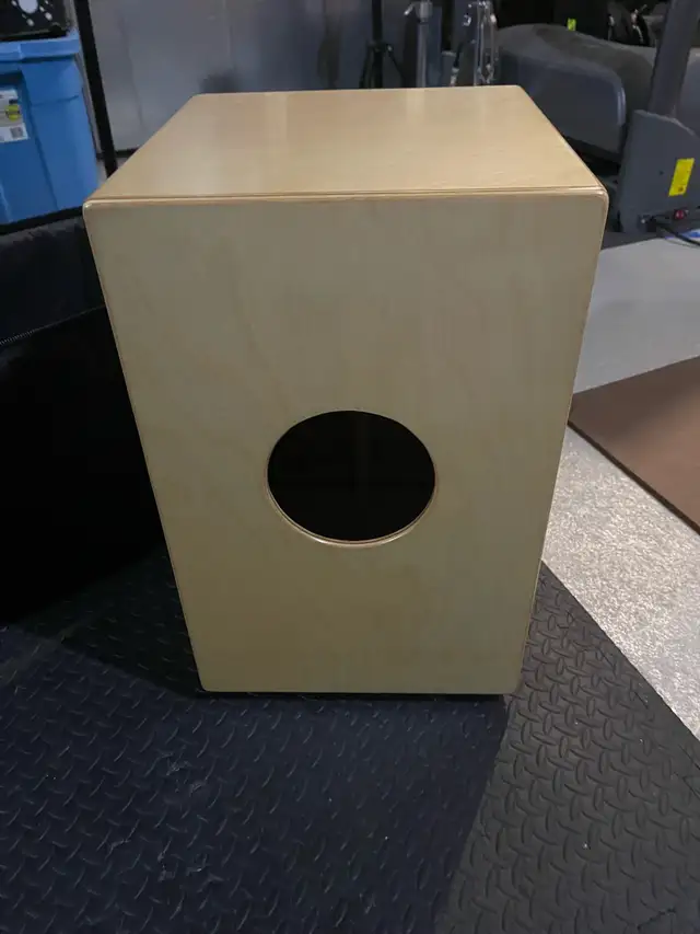 cajon moukey with case in Drums & Percussion in Laval / North Shore - Image 3