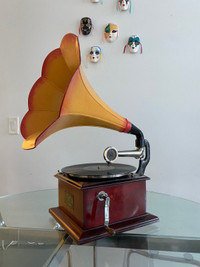 Wow, Antique Phonograph Gramophone 
