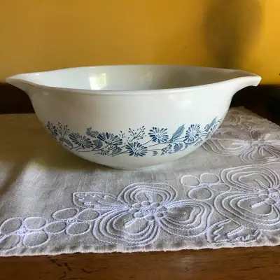 Vintage Pyrex Colonial Mist #443 Cinderella Bowl with pour spouts 2.5 QT. White bowl with blue daisy...