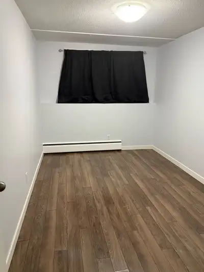 Room for rent vagitarin girl 450$ deposit Single person 925$ Duble 1200 $ Only girls Near by Freshco...