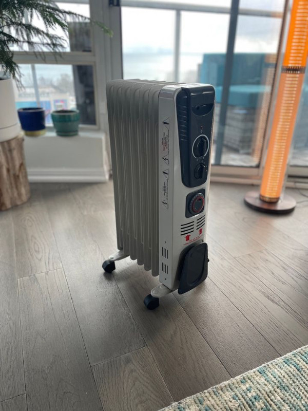 1500 W ELECTRIC OIL HEATER PORTABLE THERMOSTAT RADIANT HEATER in Heaters, Humidifiers & Dehumidifiers in City of Toronto