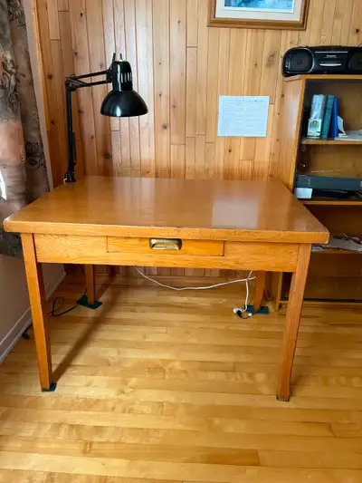 Table en bois avec tiroir, View more