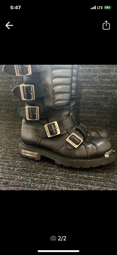 For sale are a pair of Harley Davidson black leather motorcycle boots, featuring a stylish multi-buc...
