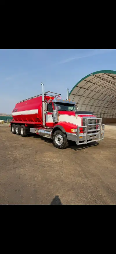 International Tanker/Water Truck Low hrs and mileage! 14,105 Engine Hrs 224,919 Kms 600 HP Cummins 1...
