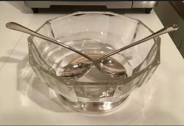 Glass Serving Bowl with Utensils in Kitchen & Dining Wares in Mississauga / Peel Region - Image 2