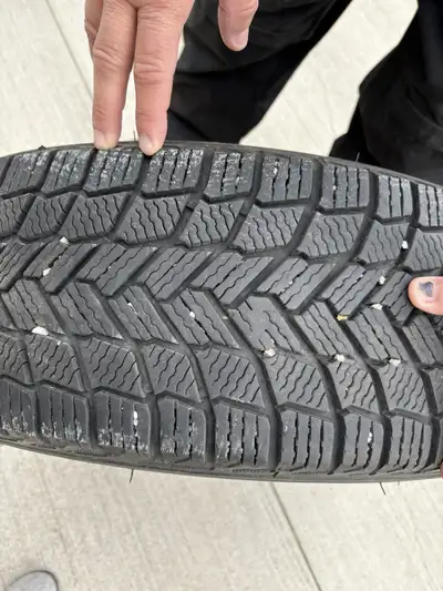 Like New 85% tread), 2021 Ford escape 215/65 R17. Bolt Pattern 5x108mm Center Bore 63.4mm